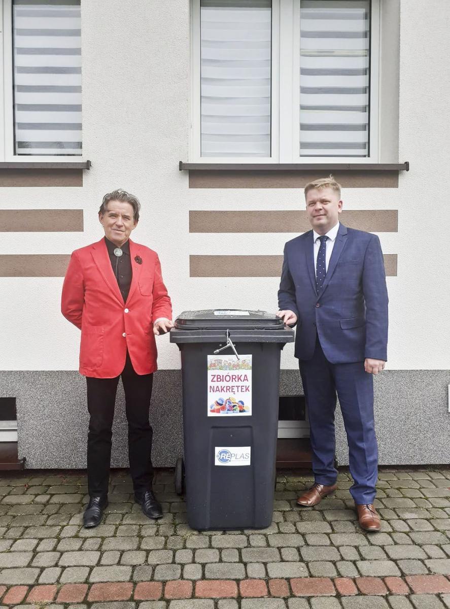 REPLAS dostarczył szkołom pojemniki na nakrętki