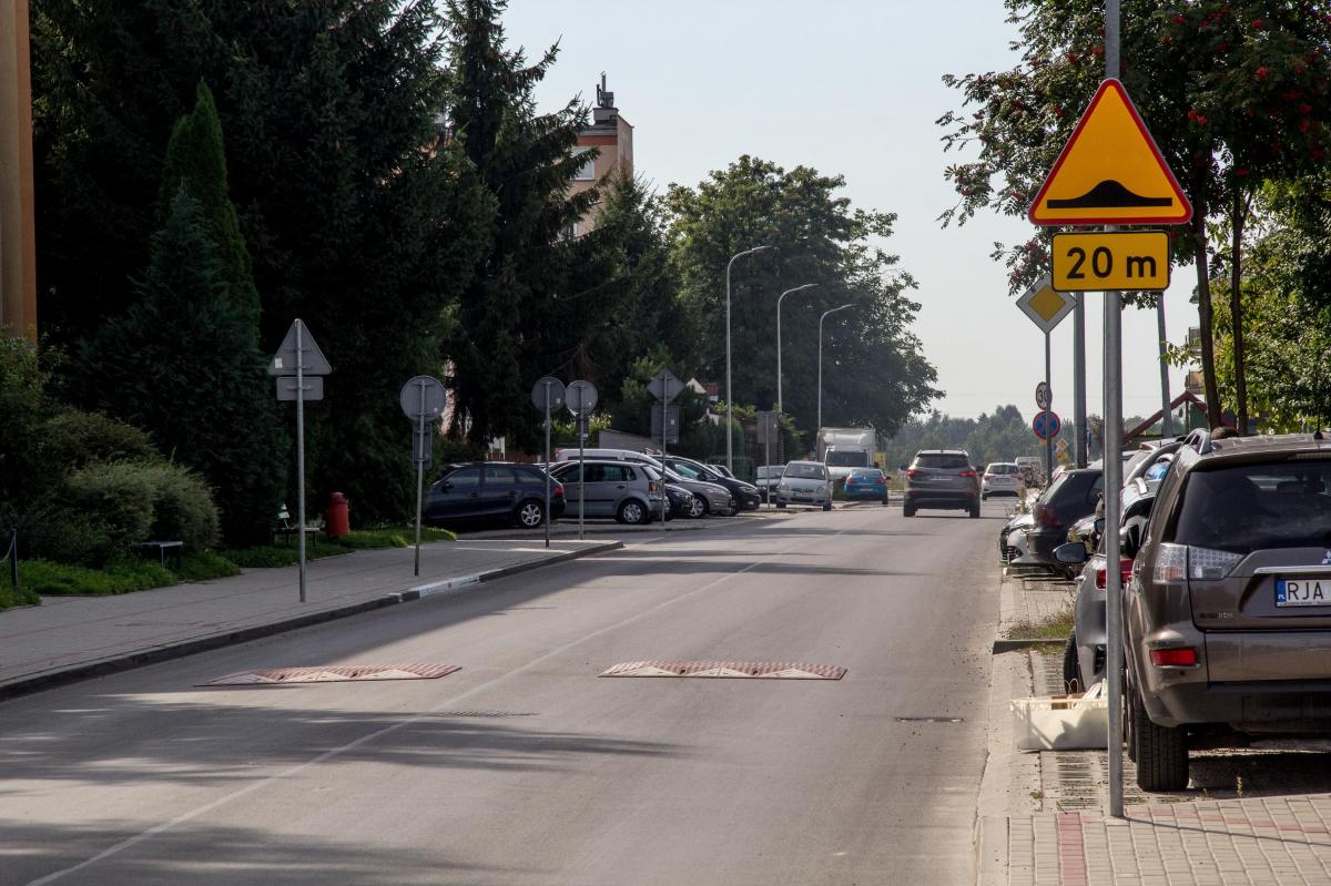 Bezpieczeństwo drogowe na os. Piłsudskiego w Jarosławiu, czyli i tak źle, i tak nie dobrze