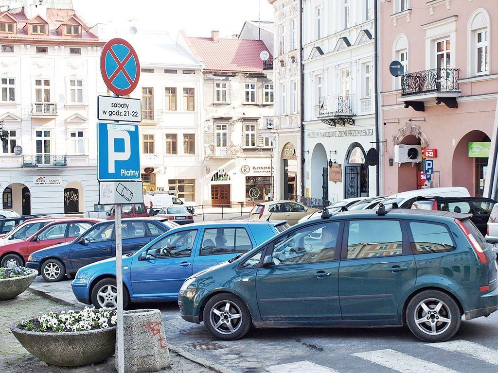 Każde miejsce na wagę złota. Parkingowy problem przy Rynku w Przemyślu