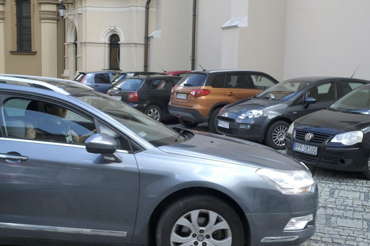Koniec parkowania pod przemyską katedrą?