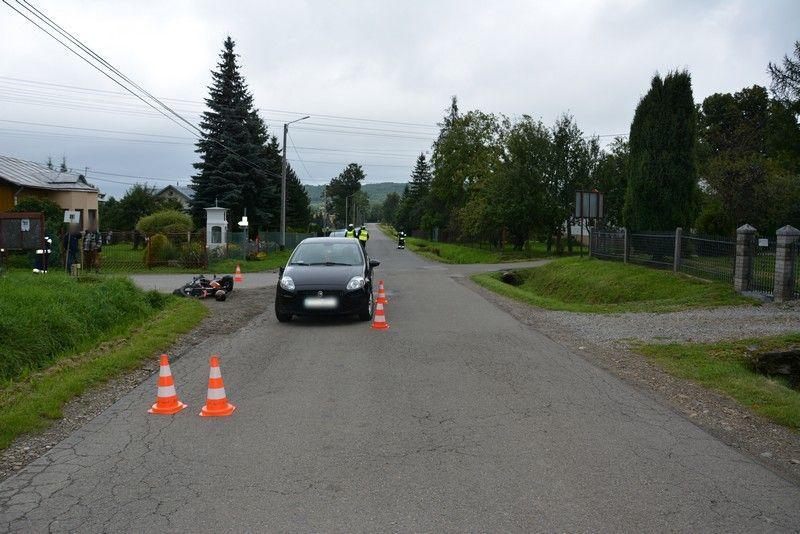 Nietrzeźwy motorowerzysta ucierpiał w zderzeniu z fiatem [ZDJĘCIA]