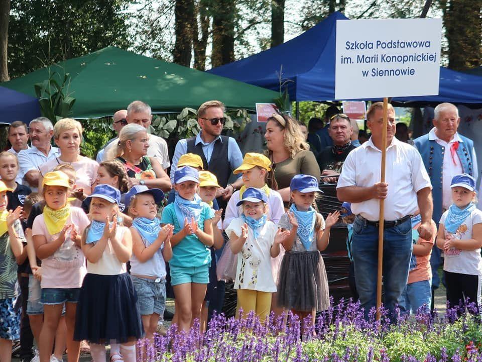 Inauguracja ogólnopolskiej akcji Caritas. Rozdali 300 tornistrów [ZDJĘCIA]