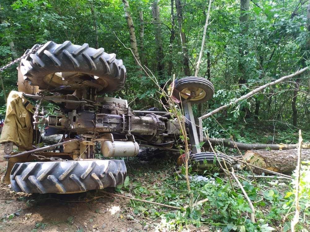 Tragiczny wypadek podczas wycinki drzew. Traktor przygniótł kierującego