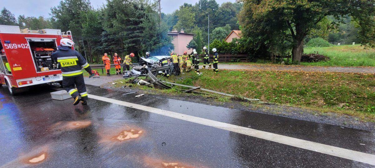 Groźny wypadek. 2 osoby ranne po zderzeniu ciężarówki z osobówką [ZDJĘCIA]