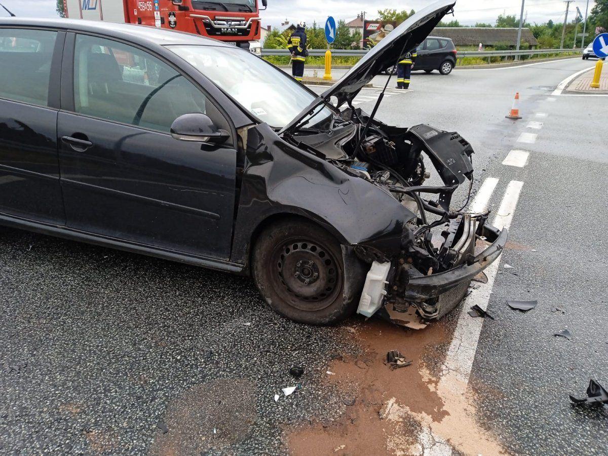 Po zderzeniu volkswagena z seatem kierujący trafili do szpitala