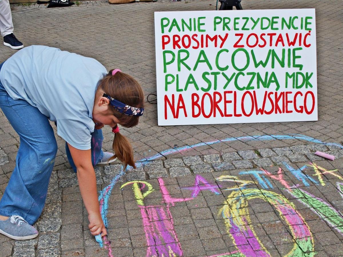 Protestowali w obronie pracowni plastycznej przy Borelowskiego. Klamka (chyba) zapadła [ZDJĘCIA]