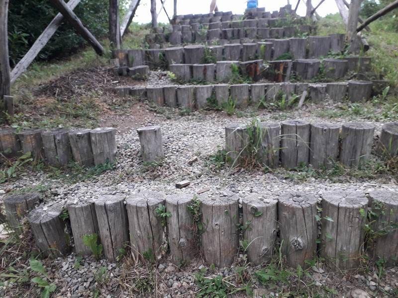 Środek sezonu, a schodki na Zniesieniu aż proszą się o remont 