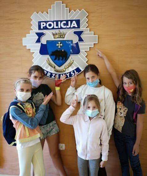 Dzieci podczas kolonii zwiedziły przemyską komendę policji