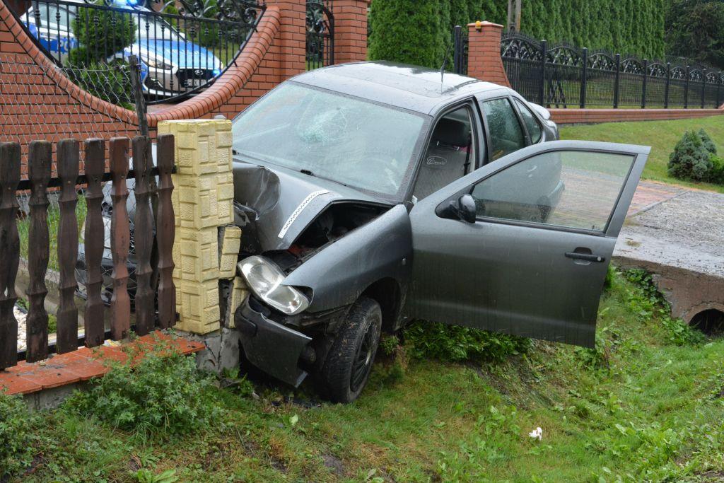 Wjechała w ogrodzenie – była kompletnie pijana. 36-latka miała 3 promile, pasażer 4 [ZDJĘCIA]