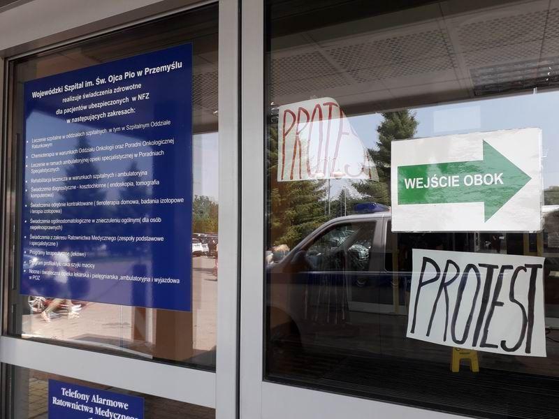 W szpitalu trwa protest związków zawodowych. – Chcemy godnych warunków pracy! – apelują pracownicy działu higieny [ZDJĘCIA]]