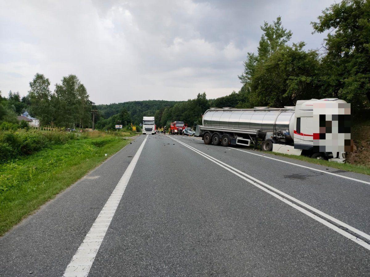Tragiczny wypadek. W zderzeniu osobówki z ciężarówką zginął 33-letni kierowca