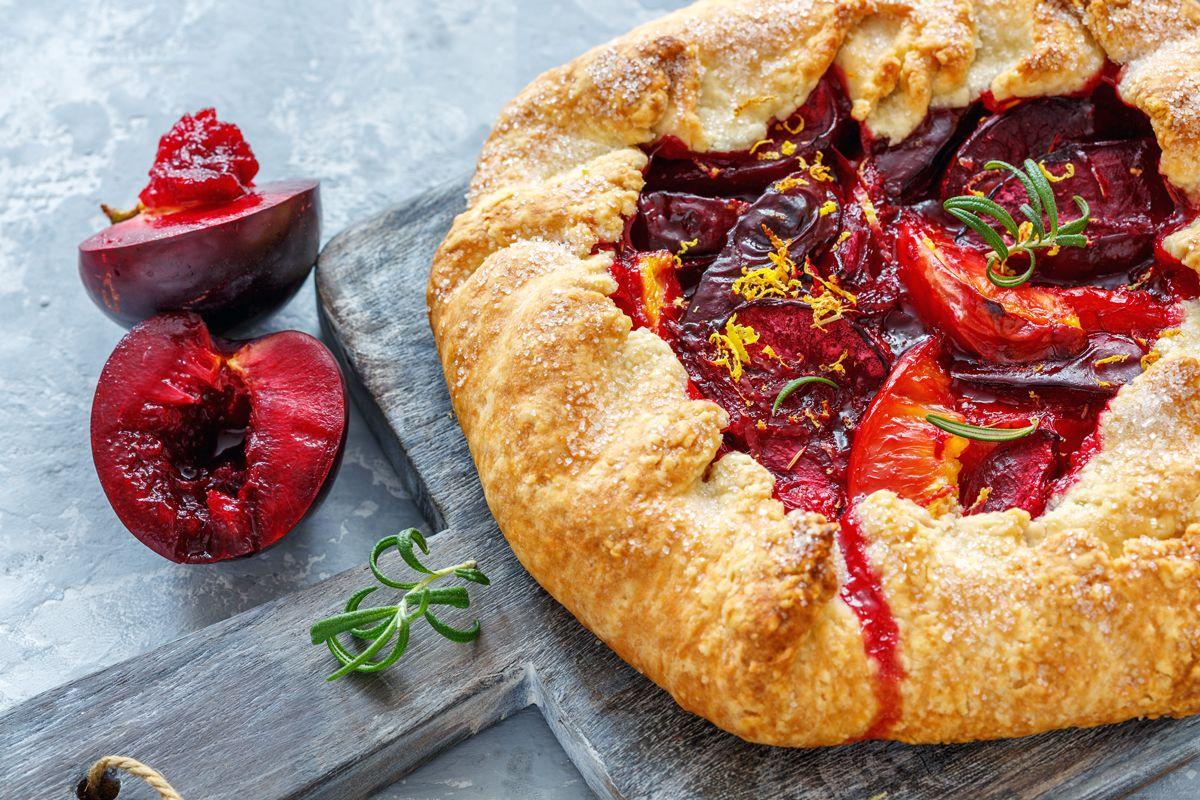 Galette ze śliwkami, rozmarynem i skórką cytrynową