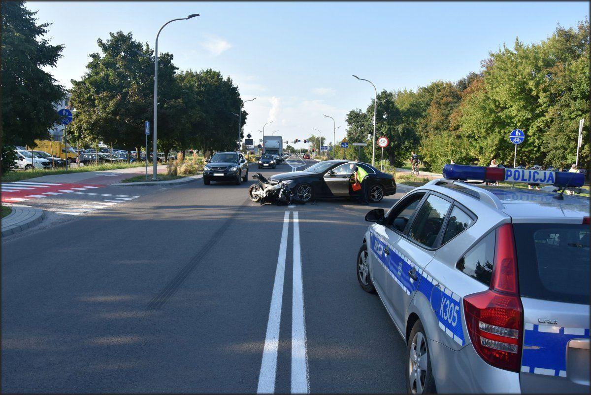 Kierowca mercedesa zderzył się z motocyklistą