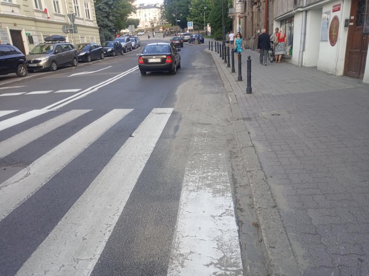Zanieczyszczone przejście dla pieszych w centrum Przemyśla