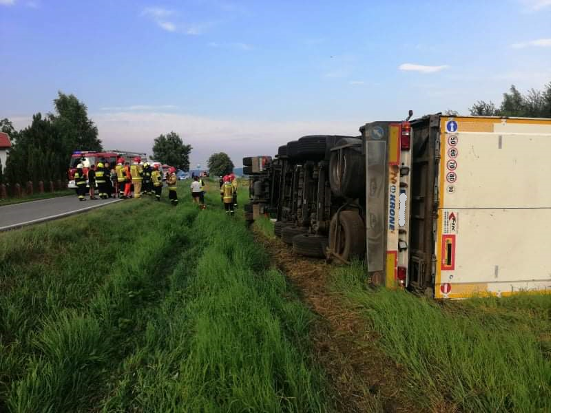 Pijany 39-letni kierowca doprowadził do wywrócenia ciężarówki