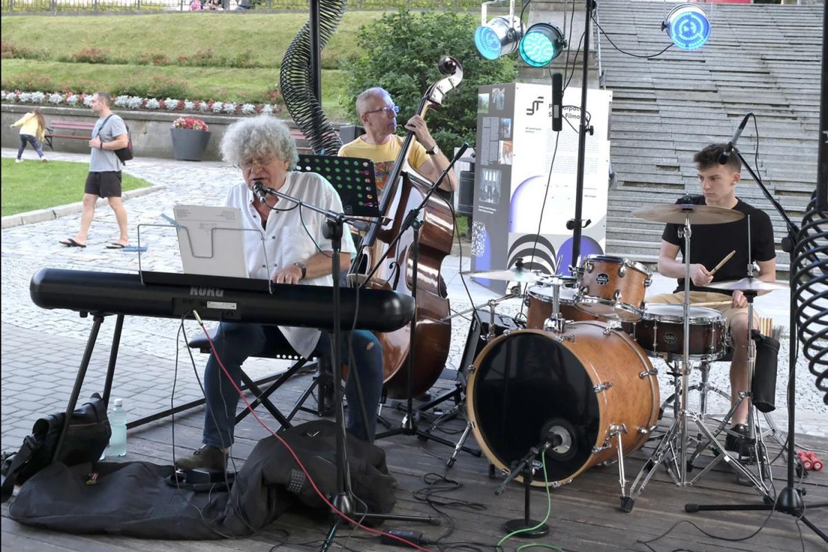 Muzyka łagodzi obyczaje. Scena letnia na przemyskim Rynku