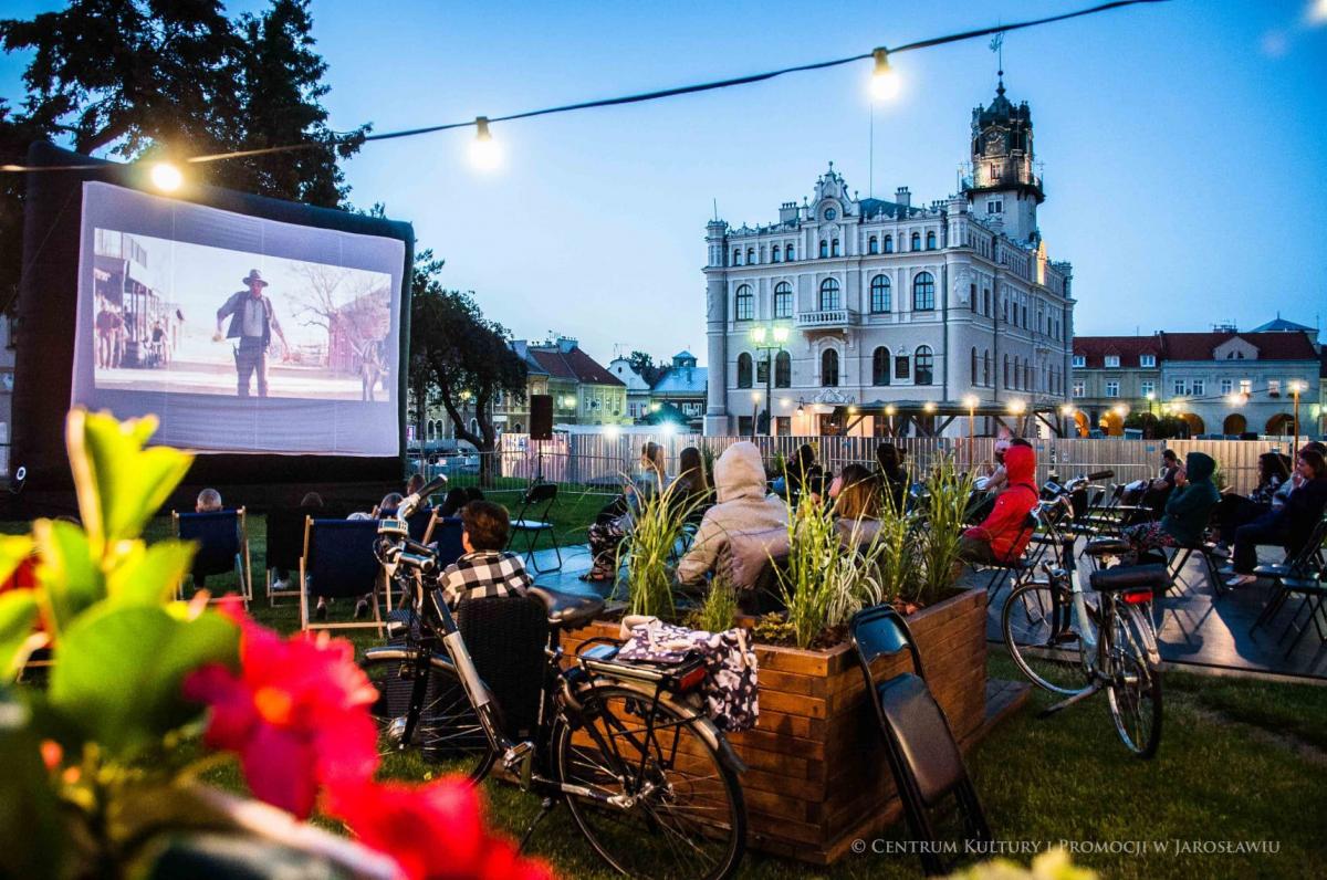 Kino pod gwiazdami i letnie dobranocki na jarosławskim Skwerze Kultury