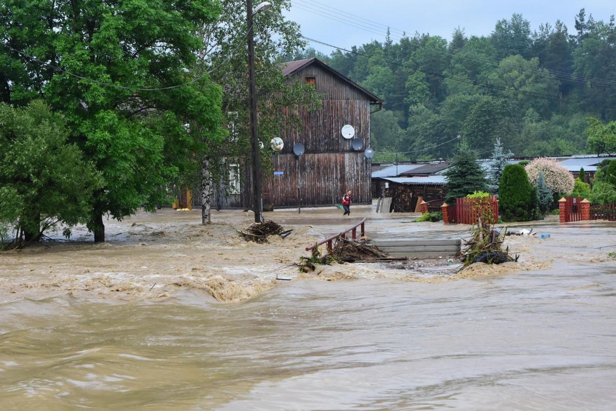 Nawałnice mogą być śmiertelnie niebezpieczne. Jak się ustrzec tragedii?