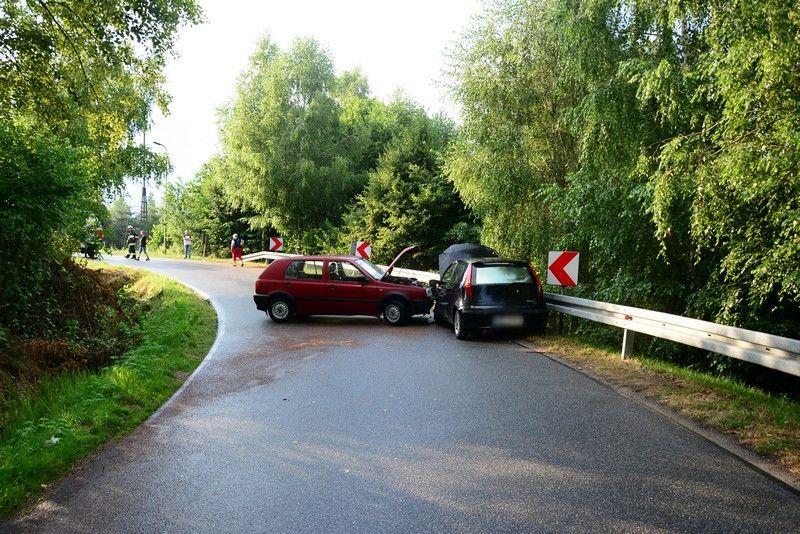 Zderzenie volkswagena z fiatem. Dwie osoby odniosły obrażenia