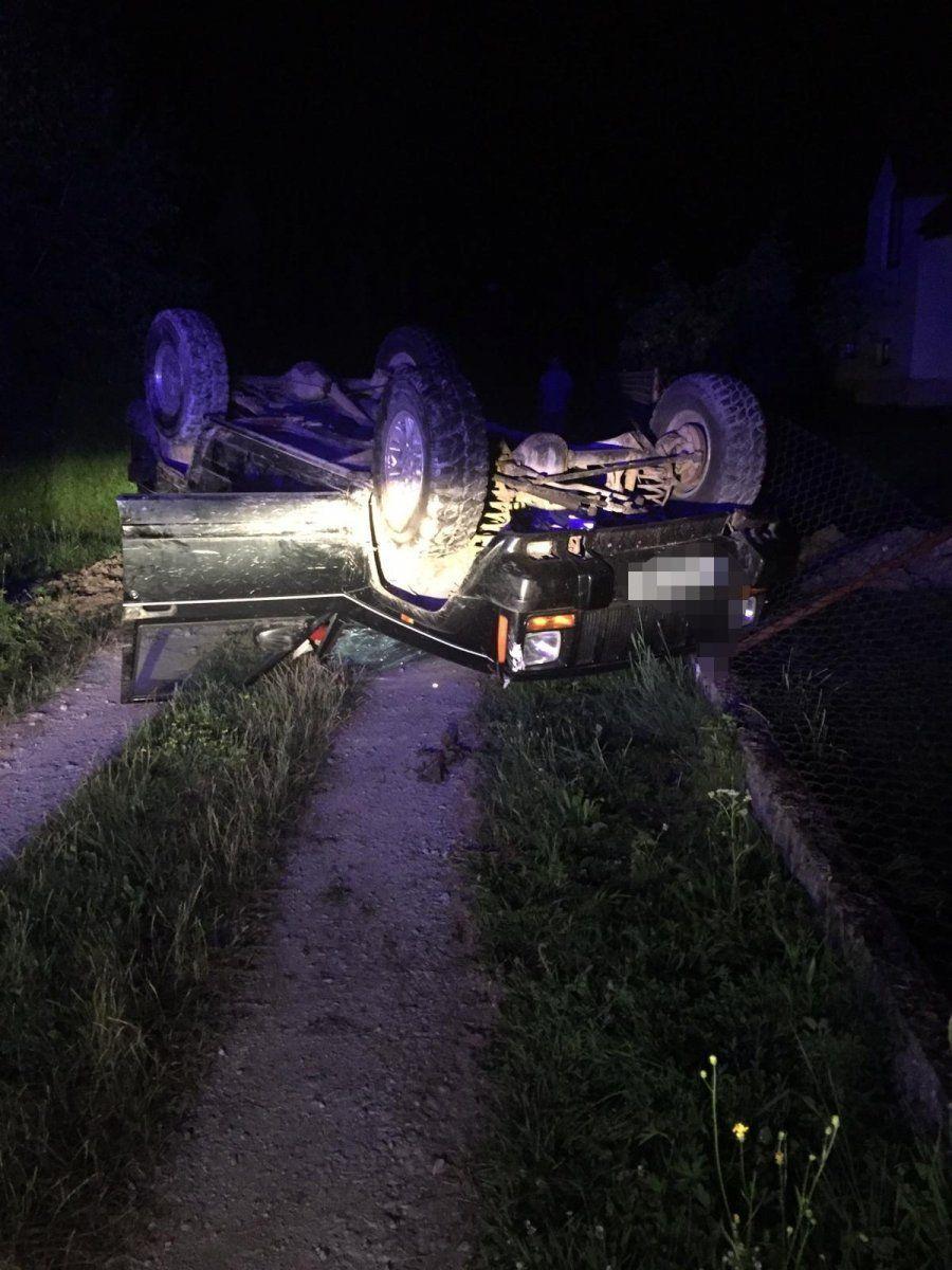 Pijany 17-latek chciał zaimponować koledze. Efekt: zniszczony jeep i ogrodzenie