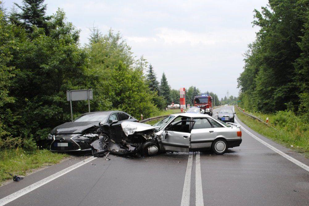 Tragiczny wypadek: zderzenie 4 pojazdów. W szpitalu zmarła 70-letnia pasażerka audi