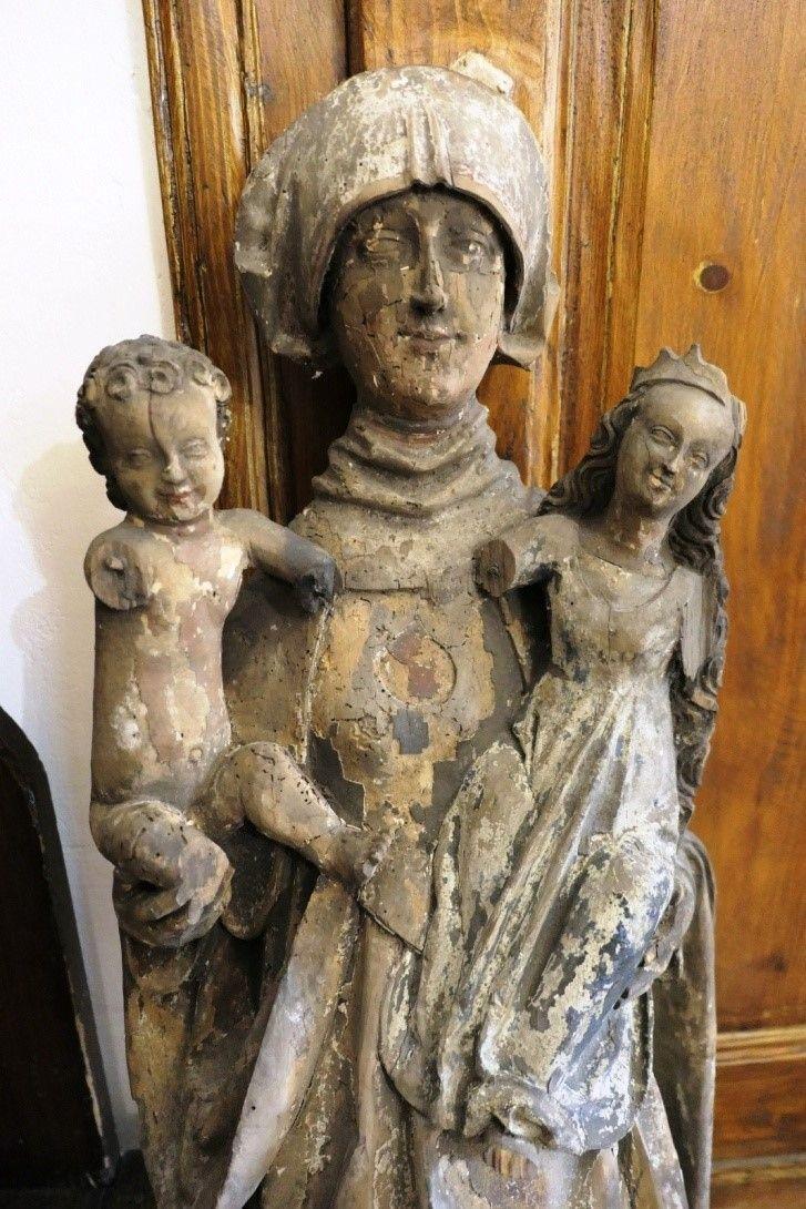 Średniowieczne figury ukryte pod podłogą klasztoru oo. Franciszkanów w Przemyślu