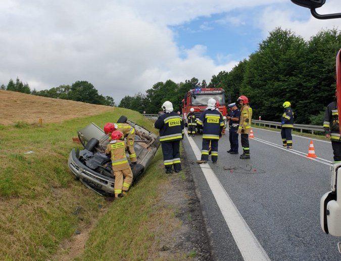 Stracił panowanie nad toyotą, uderzył w barierę i dachował [ZDJĘCIA]