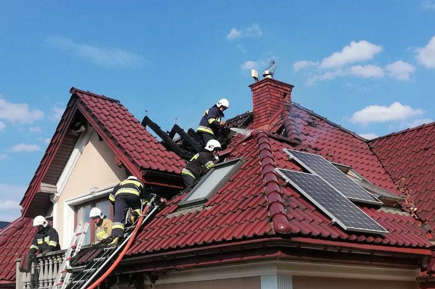 Funkcjonariusz zauważył dym i ewakuował znajdującą się w domu kobietę