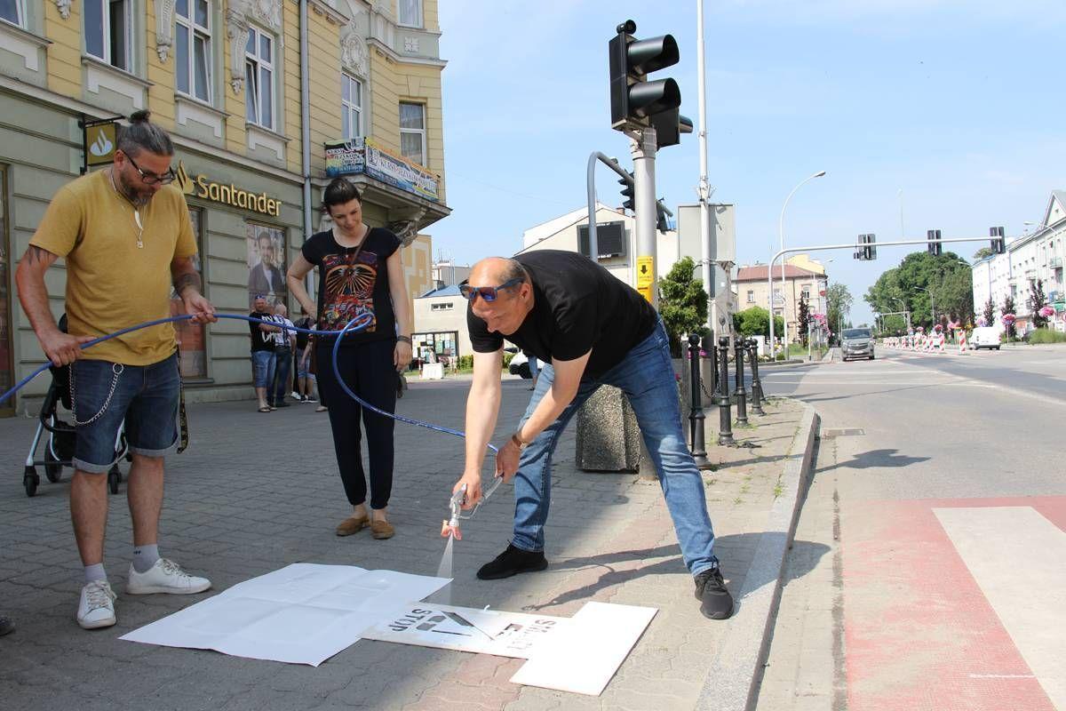 Uważaj na przekreślony telefon przed przejściem