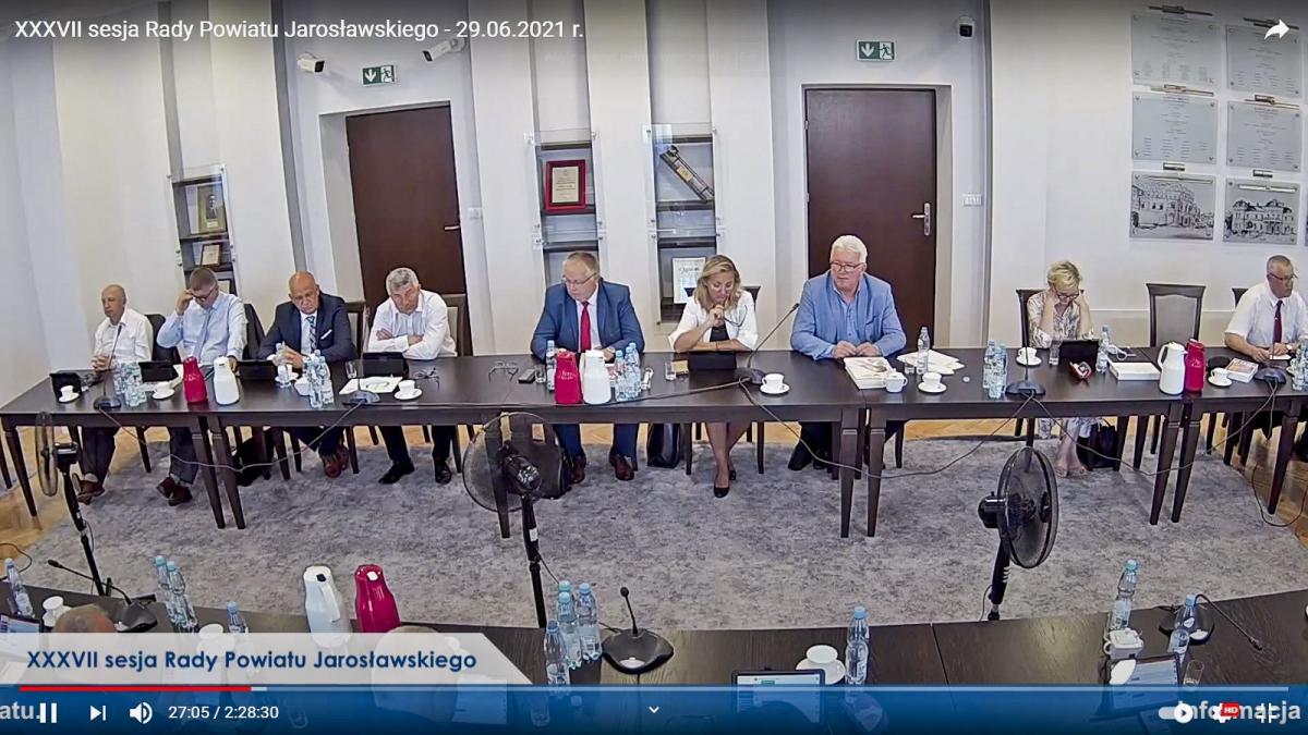 Burza o szczepienia na sesji