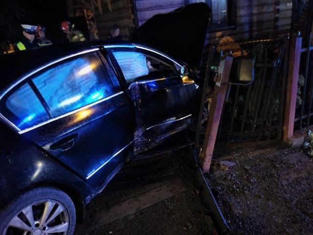 Kierujący vw passatem stracił panowanie nad pojazdem i uderzył w latanię 
