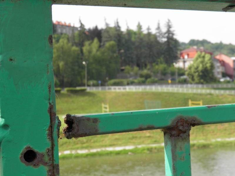 Mieszkaniec: – Barierkę przeżarła rdza, a spawy ledwie trzymają! [ZDJĘCIA]