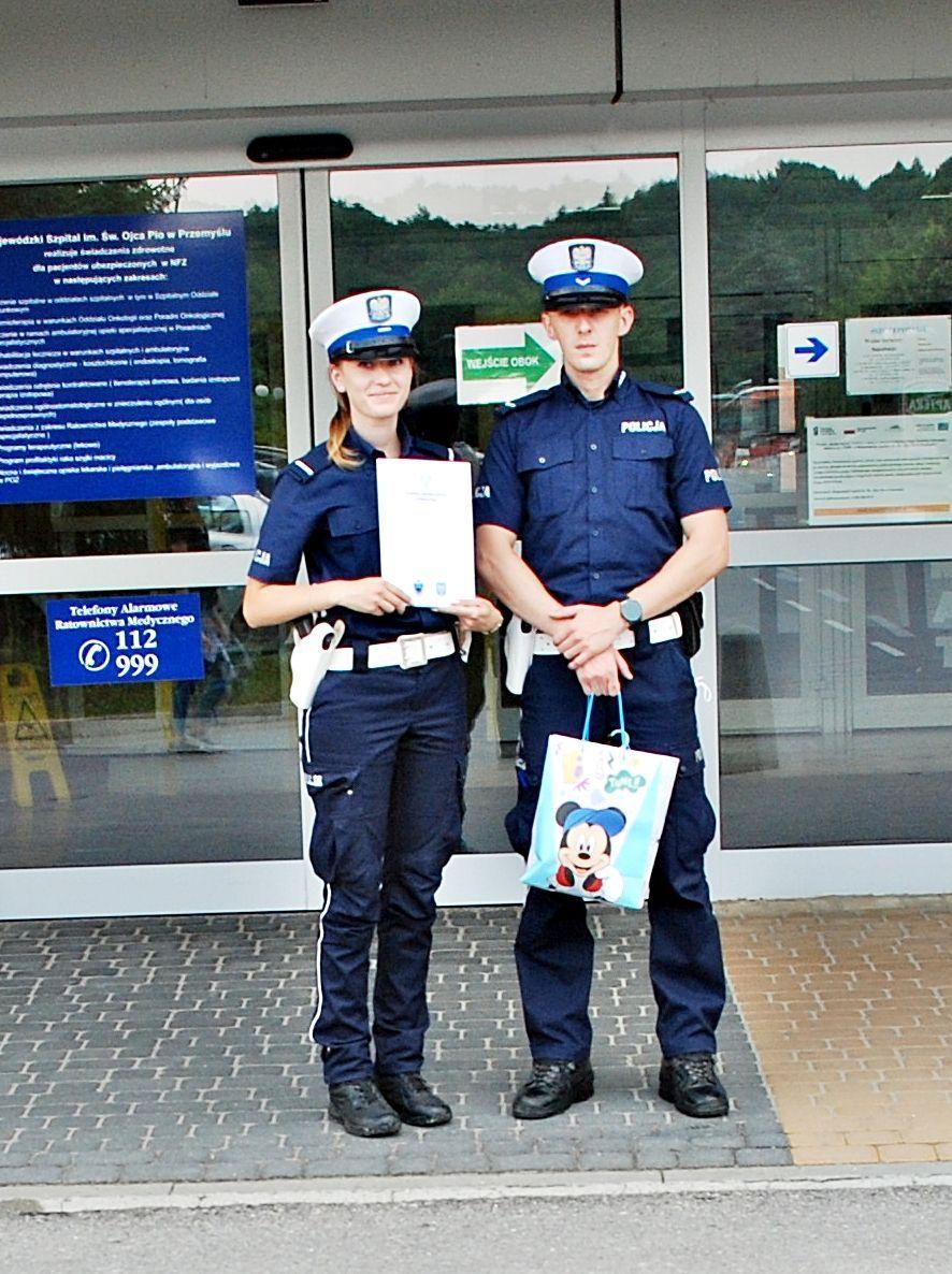 Policjanci z przemyskiej drogówki pomogli rodzącej 39-latce