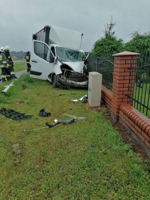 Stracił panowanie nad autem, uderzył w latarnię i ogrodzenie posesji [ZDJĘCIA]