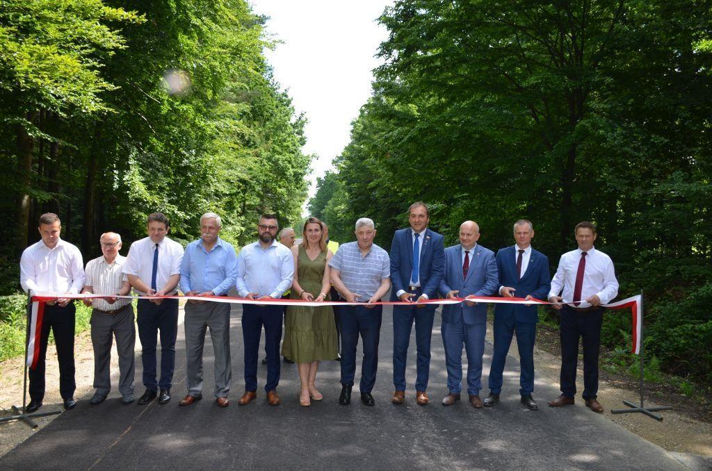 3 lata trwała gruntowna przebudowa drogi, która łączy dwa powiaty