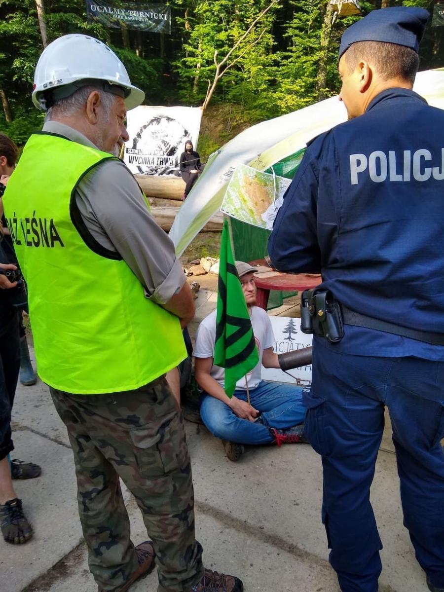 Interwencja służb na proteście ekologów z Inicjatywy Dzikie Karpaty w Makowej [ZDJĘCIA]