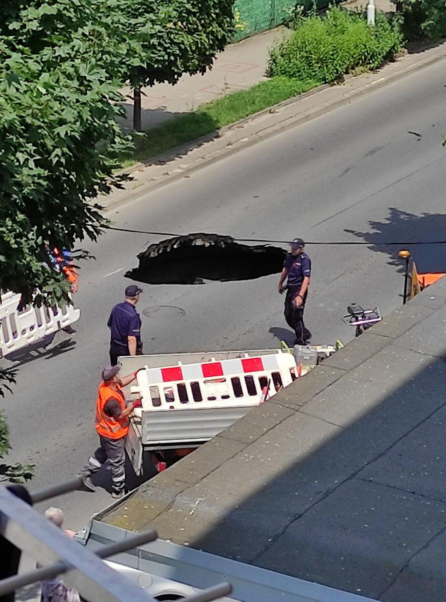 Na ulicy Poniatowskiego zapadła się jezdnia