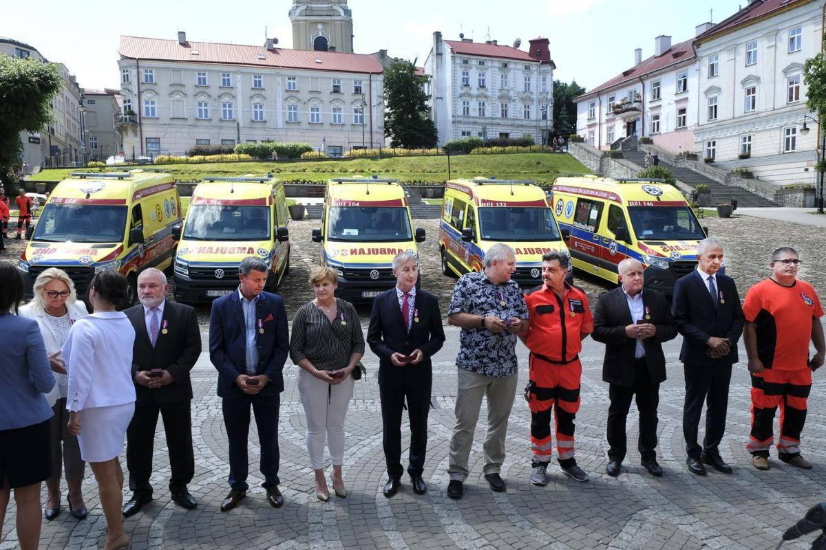 5 nowoczesnych ambulansów zasiło tabor przemyskiej służby zdrowia   
