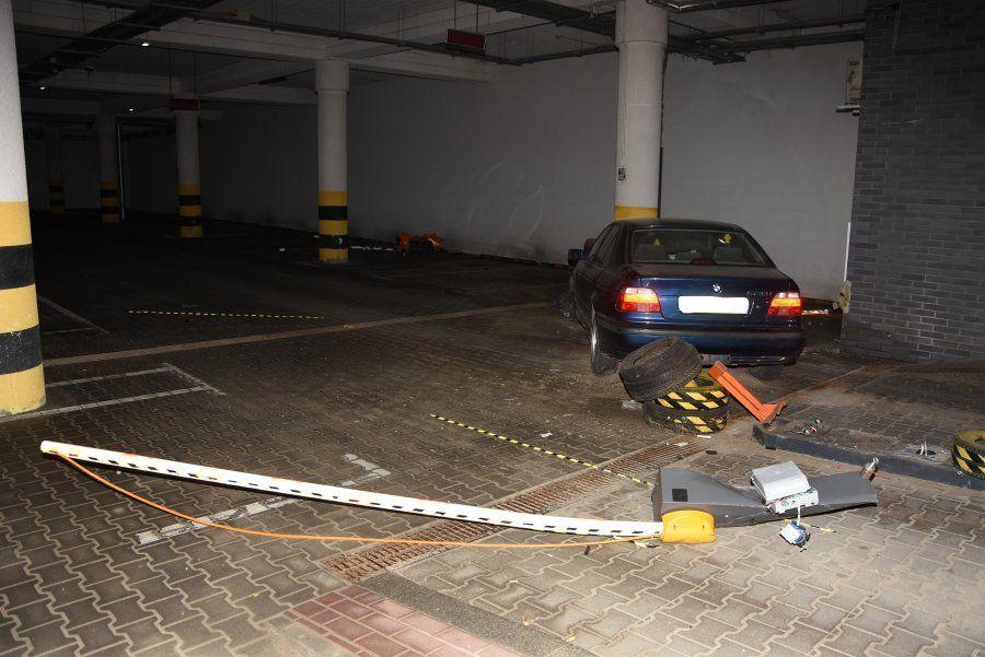 Nietrzeźwy kierowca bmw staranował szlaban i uderzył w filar w galerii handlowej [ZDJĘCIA]