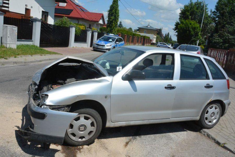 Zderzenie seata z nissanem w Jarosławiu. 3 osoby trafiły do szpitala
