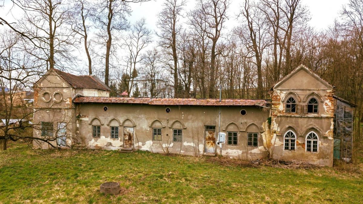 Kto chętny na pomarańczarnię w Krzywczy? Warto ją uratować! [ZDJĘCIA]