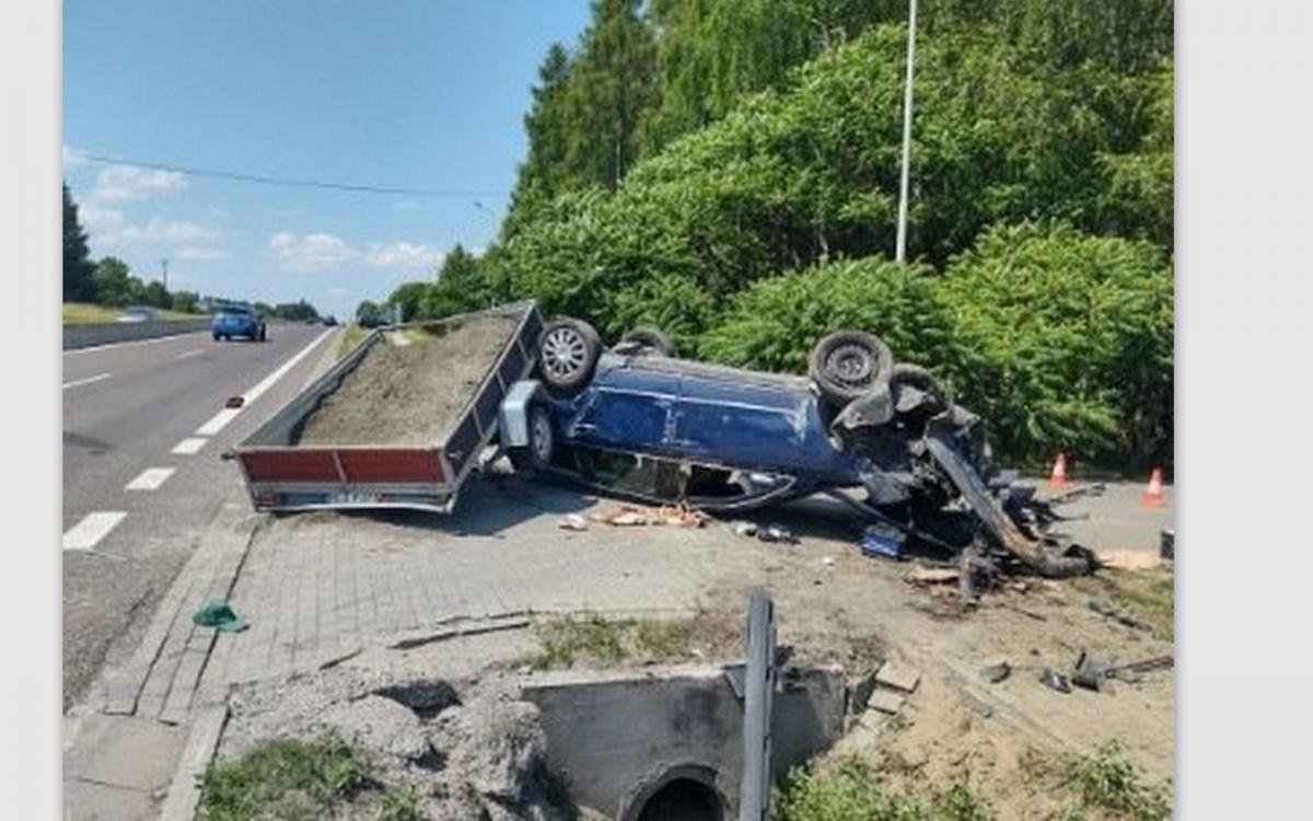 Jechał zbyt szybko i doprowadził do dachowania volkswagena z przyczepką 