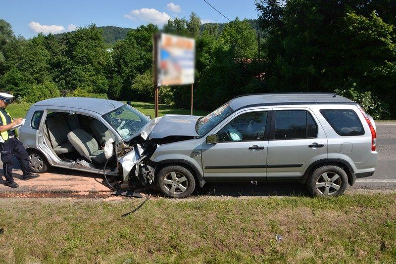 Czołowe zderzenie hondy z mazdą. Dwie osoby ranne [ZDJĘCIA]