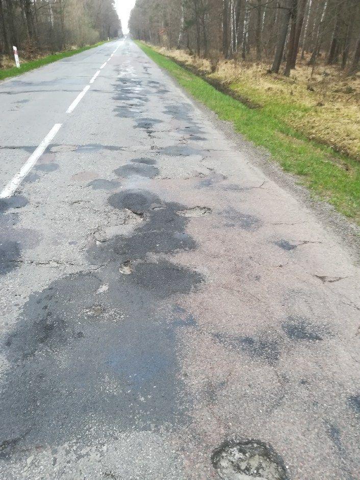 Kierowcy pomstują na stan drogi i pytają, kiedy remont