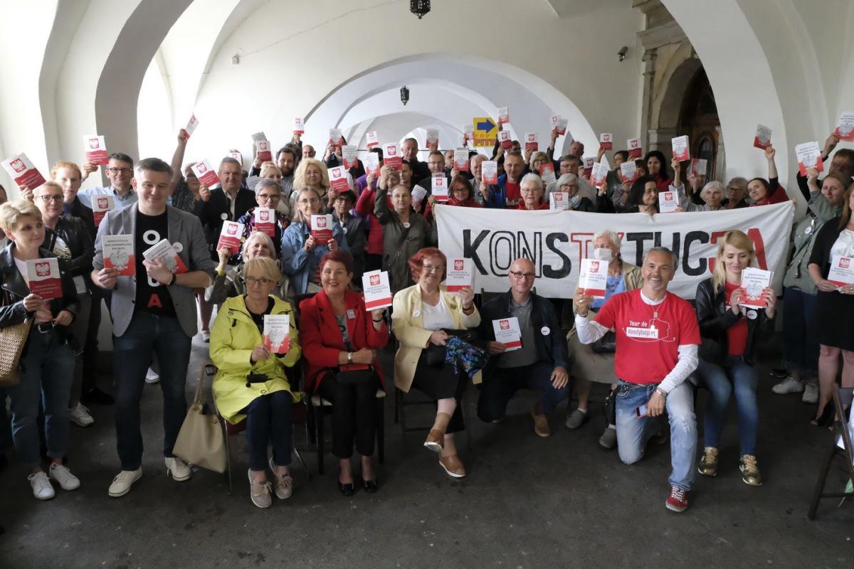 „Tour de Konstytucja” w Przemyślu. Rozprawa odbyła się w podcieniach