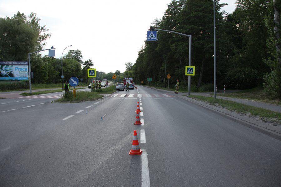 21-latek na oznakowanym przejściu potrącił trójkę nastolatków