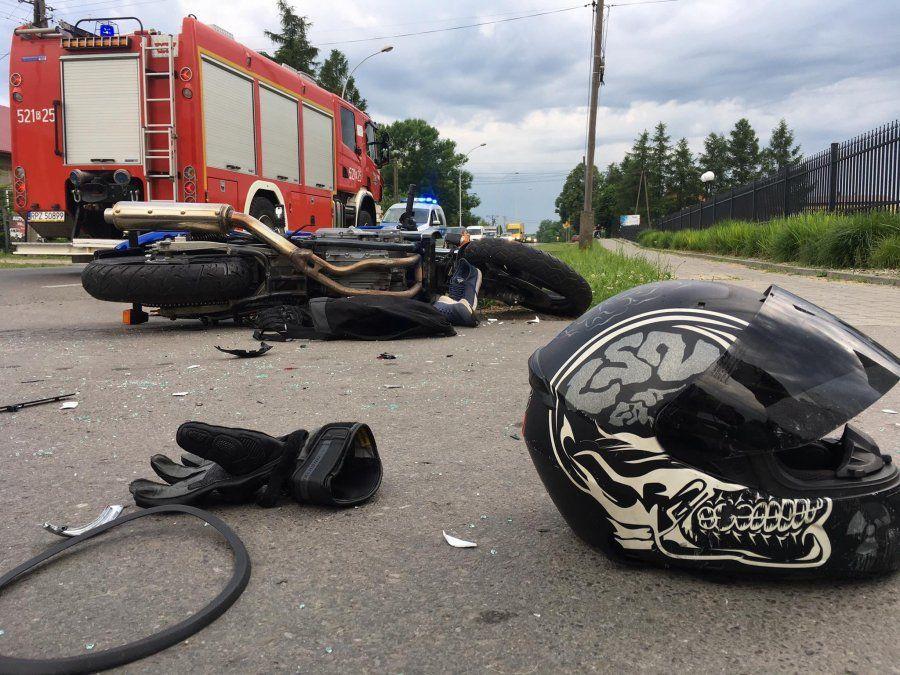 21-letni motocyklista podczas wyprzedzania uderzył w bok samochodu