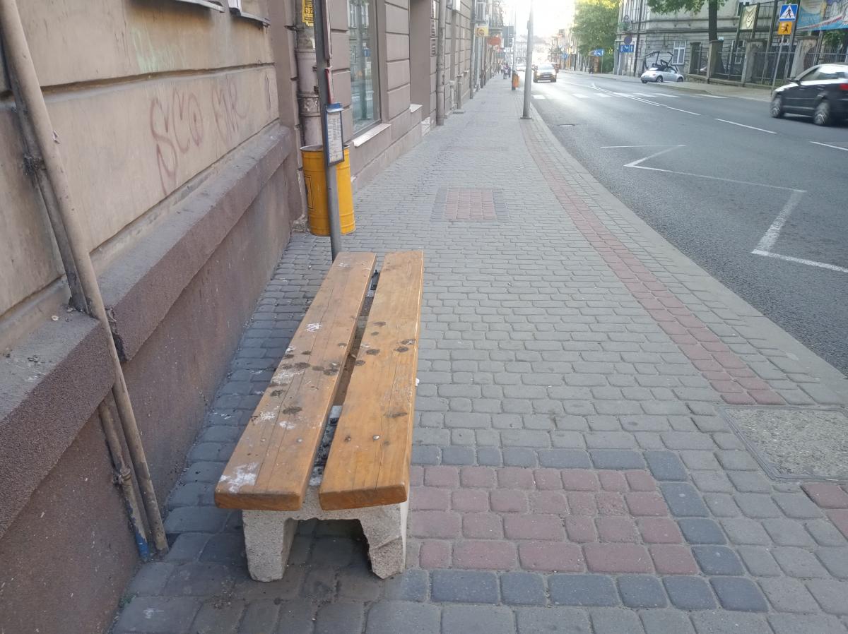 Ławka pełna ptasich odchodów na Słowackiego w Przemyślu