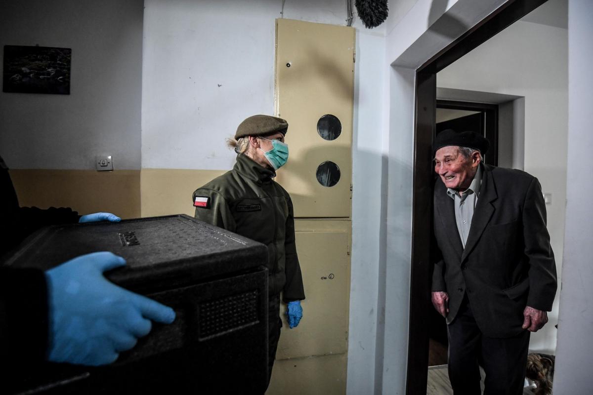 Seniorze, masz problem z dotarciem na szczepienie? Zadzwoń do „terytorialsów”