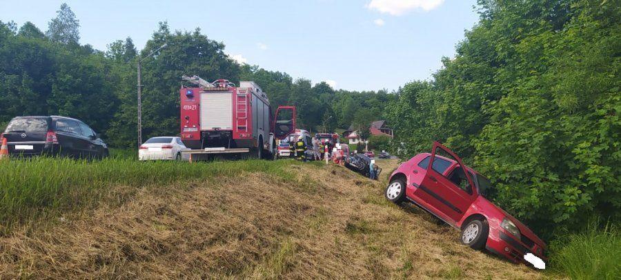Zderzenie renaulta z volkswagenem. Jedna osoba trafiła do szpitala [ZDJĘCIA]